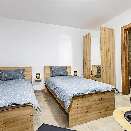 Aparthotel Ana *