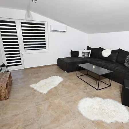 Ana מלון דירות 3*